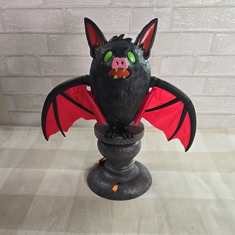 NWT HYDE and EEK LED LIGHT SOUND MOTION 16’’ BAT on Pedestal Halloween Figurine